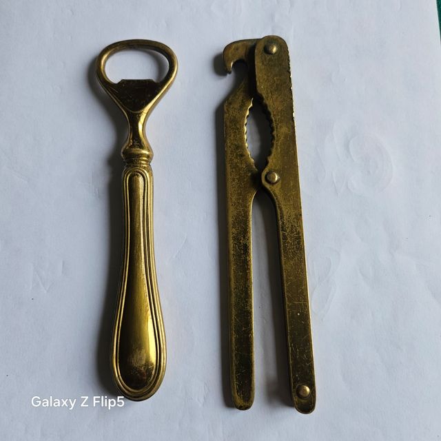 Apri bottiglie e schiaccia noci ottone.