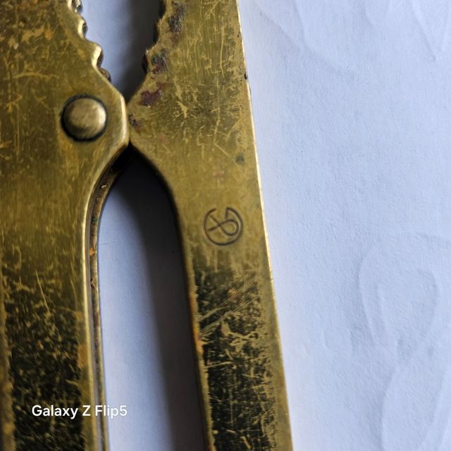 Apri bottiglie e schiaccia noci ottone.