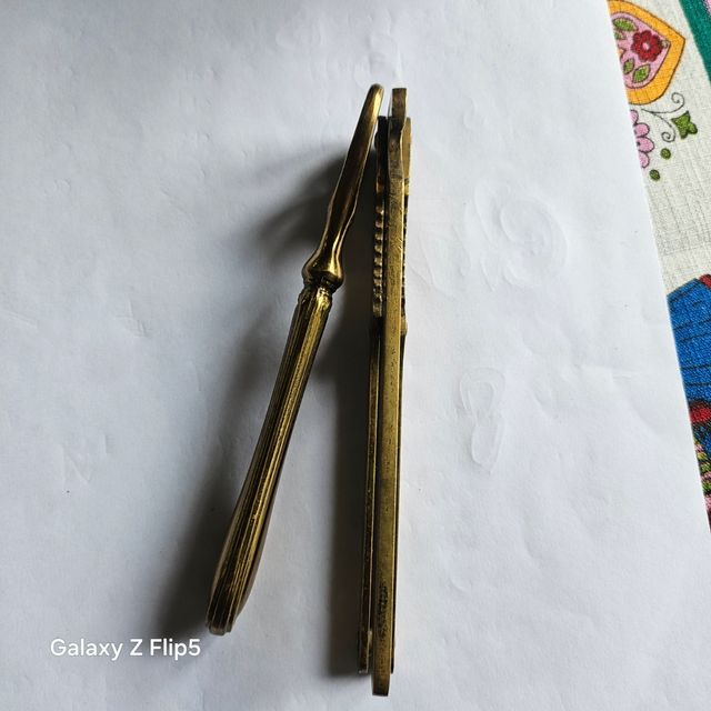 Apri bottiglie e schiaccia noci ottone.