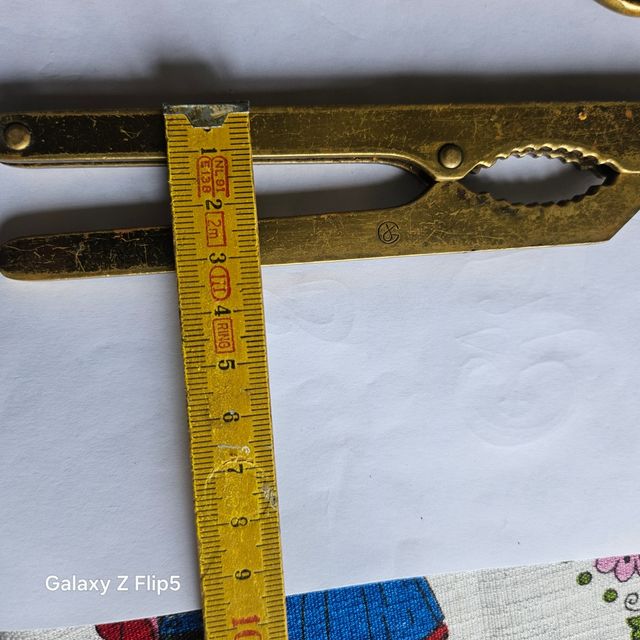 Apri bottiglie e schiaccia noci ottone.