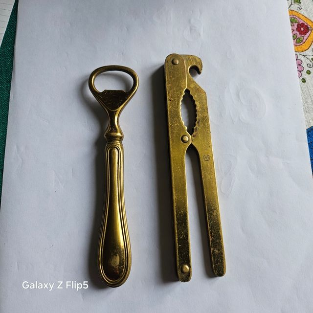 Apri bottiglie e schiaccia noci ottone.