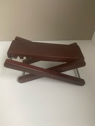 Banquito apoya pie de madera