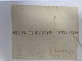 Banquito apoya pie de madera