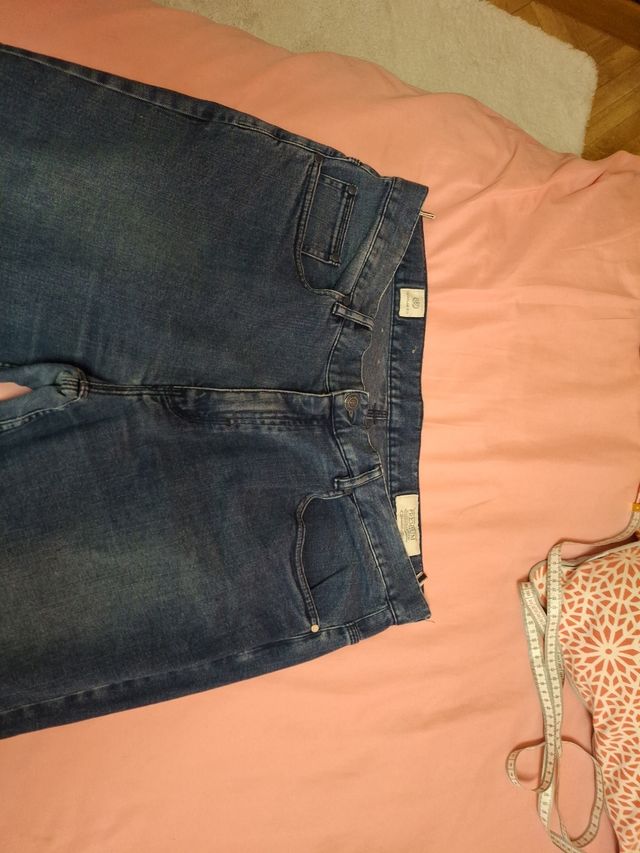 Pantalón vaquero y polo Lacoste