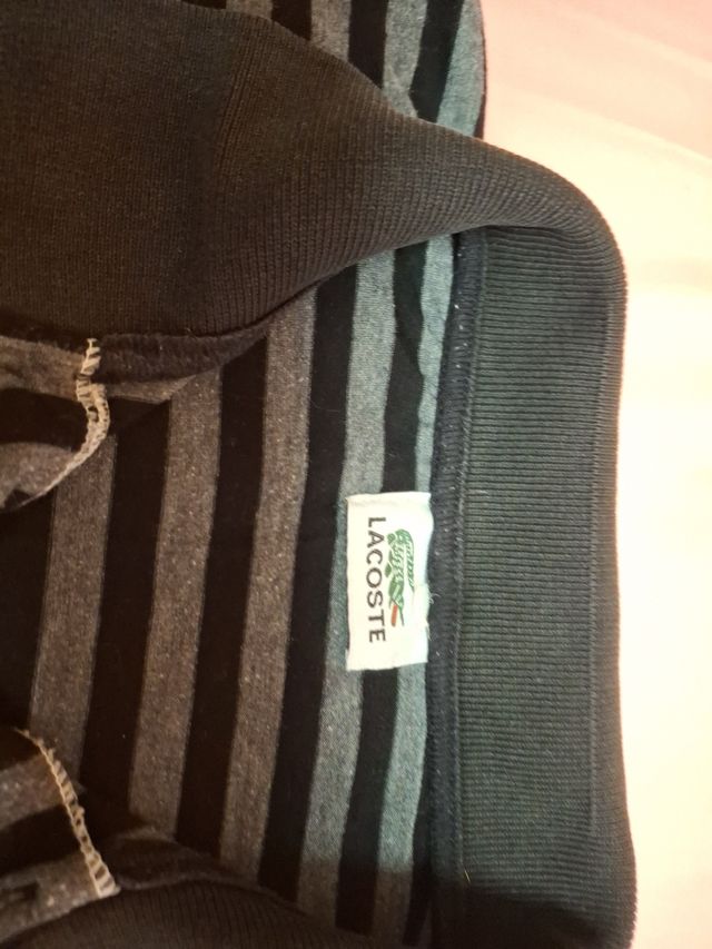 Pantalón vaquero y polo Lacoste