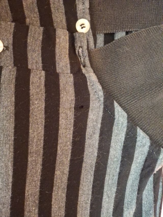 Pantalón vaquero y polo Lacoste