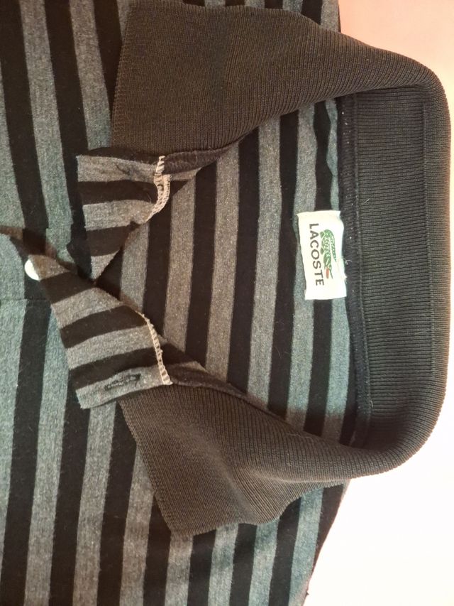 Pantalón vaquero y polo Lacoste