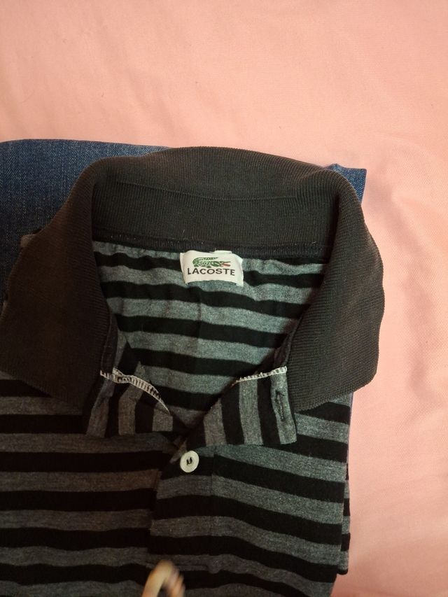 Pantalón vaquero y polo Lacoste