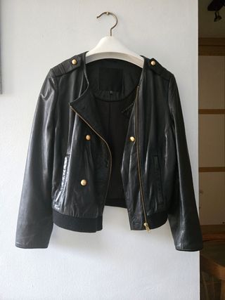 Chaqueta cuero negra.