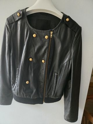 Chaqueta cuero negra.