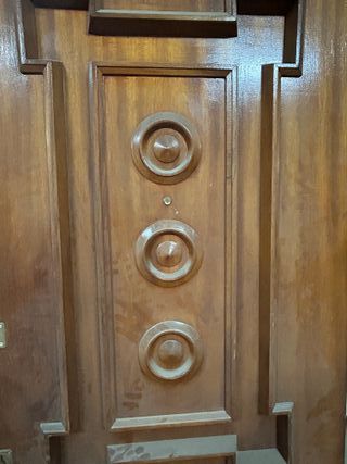 Puerta de madera maciza