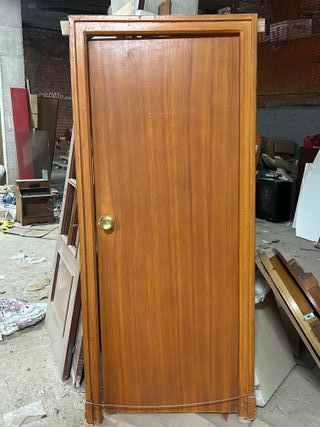 Puerta con su marco