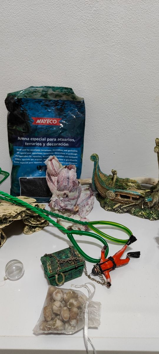 Pecera de 55 litros y todos los adornos adquiridos