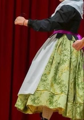 Falda verde con bordados en hilo de seda