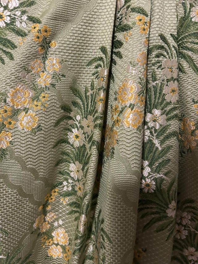 Falda verde con bordados en hilo de seda