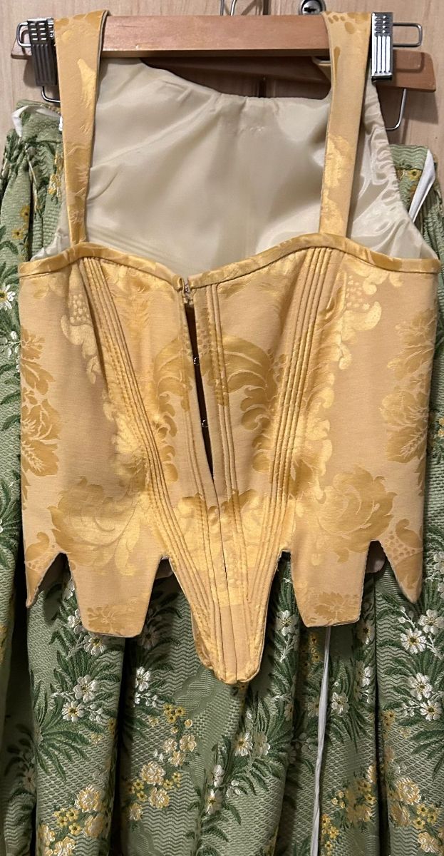 Falda verde con bordados en hilo de seda