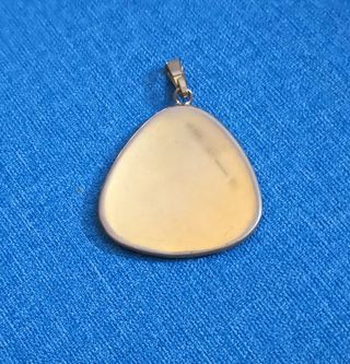 Colgante de artesanía damasquinado