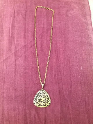 Colgante de artesanía damasquinado