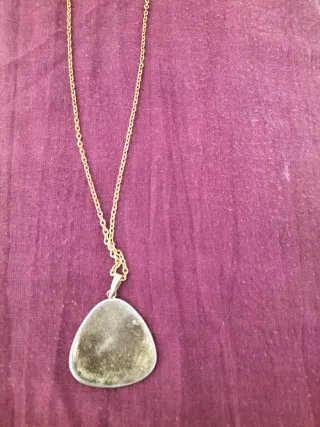 Colgante de artesanía damasquinado