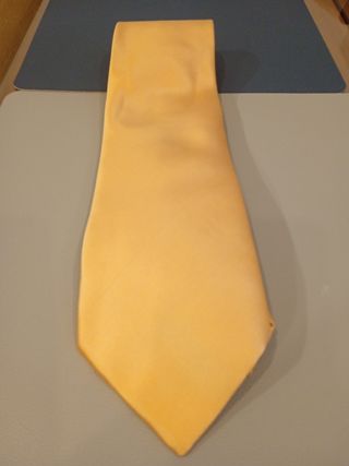 Corbata amarilla hecha a mano 