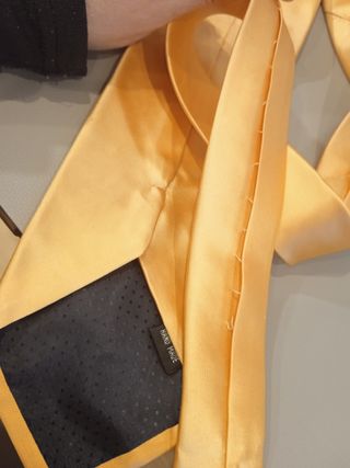 Corbata amarilla hecha a mano 