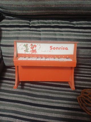 Piano de madera juguete