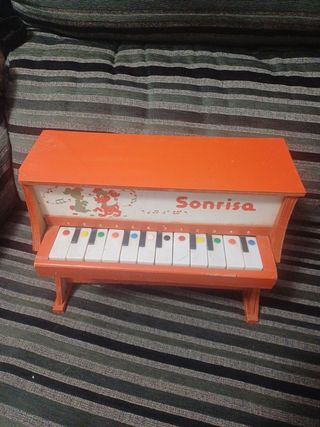 Piano de madera juguete