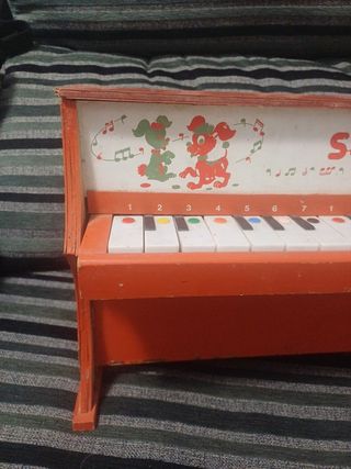 Piano de madera juguete
