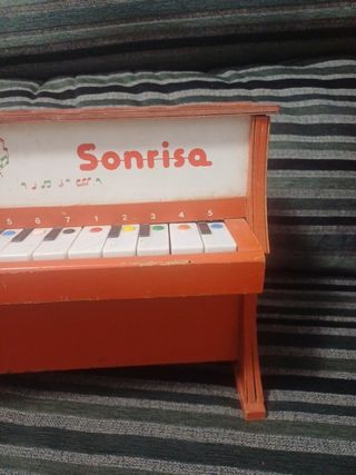 Piano de madera juguete