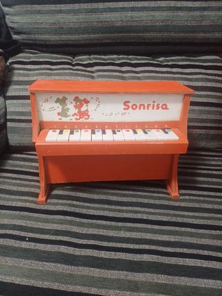 Piano de madera juguete