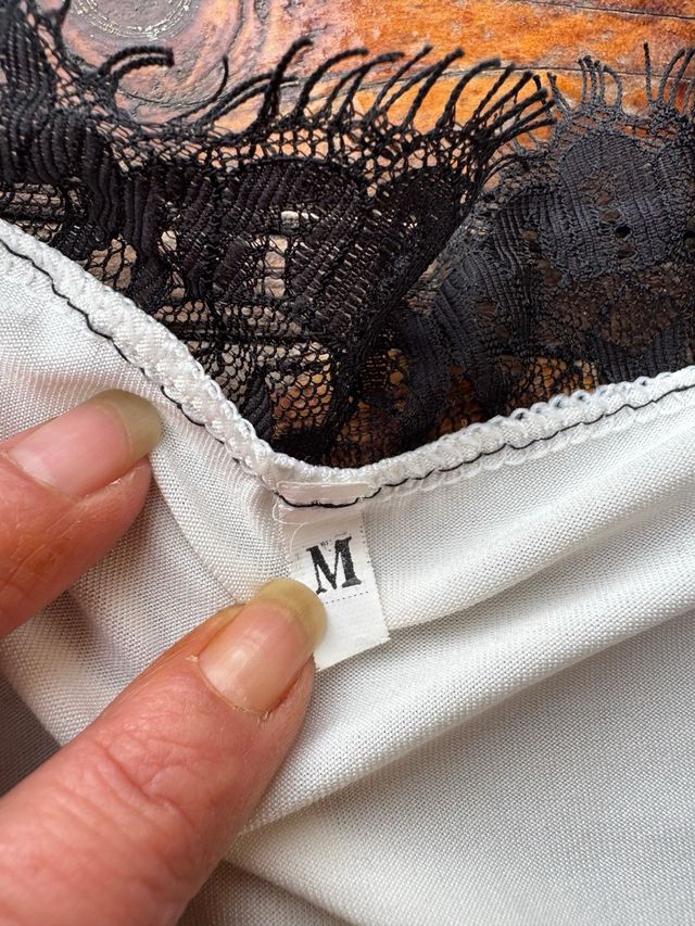 Camiseta blanca con tul negro