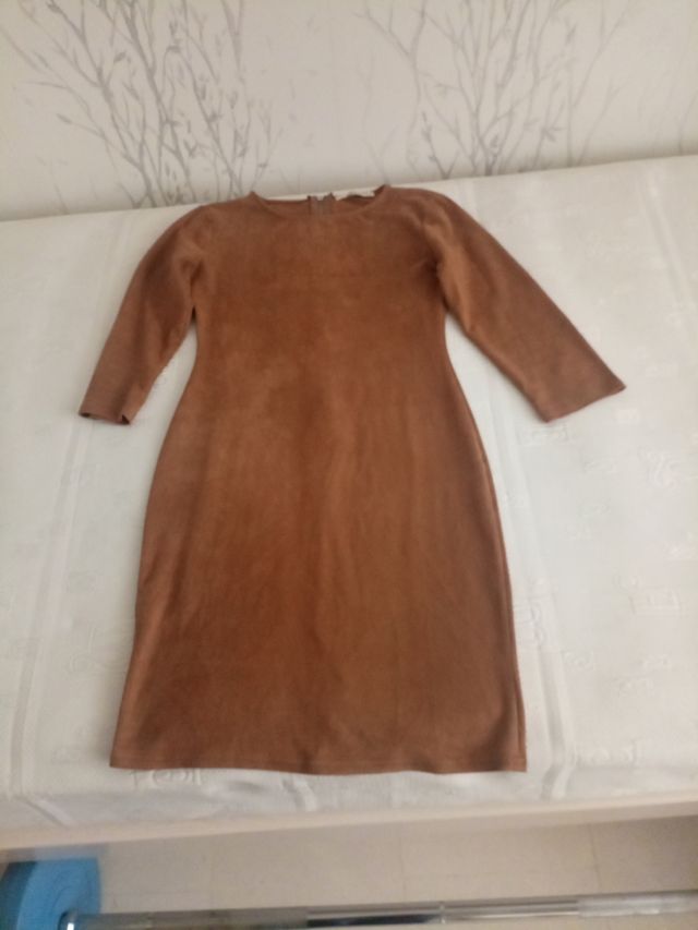 Abito Anterine marrone, in pelle scamosciata.