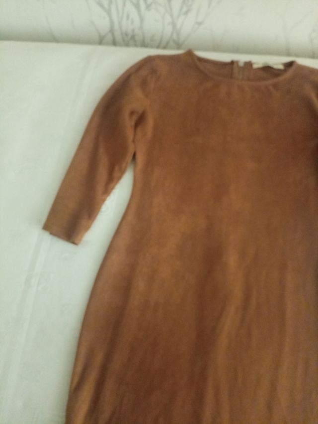 Abito Anterine marrone, in pelle scamosciata.