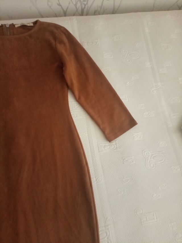 Abito Anterine marrone, in pelle scamosciata.