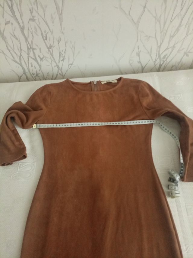 Abito Anterine marrone, in pelle scamosciata.