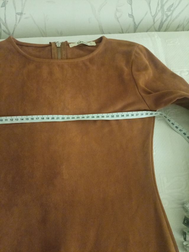 Abito Anterine marrone, in pelle scamosciata.