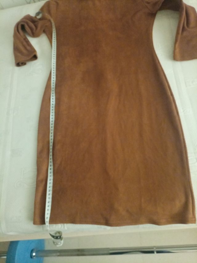 Abito Anterine marrone, in pelle scamosciata.