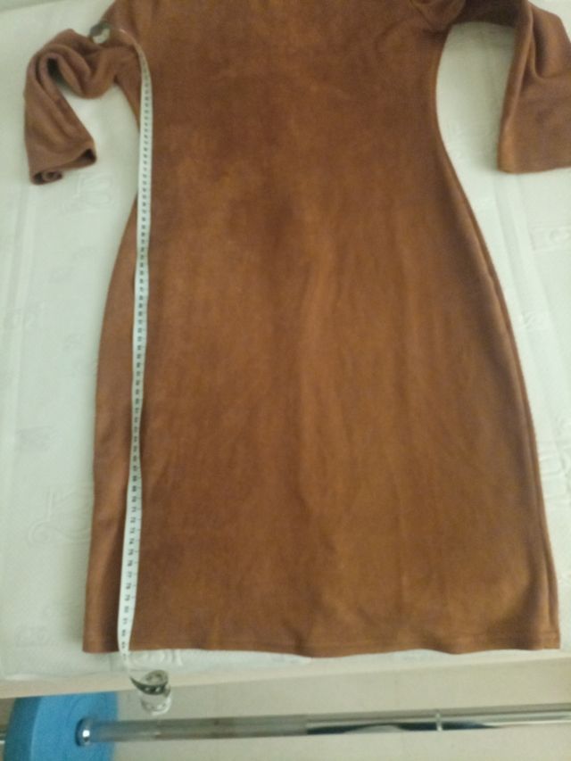 Abito Anterine marrone, in pelle scamosciata.