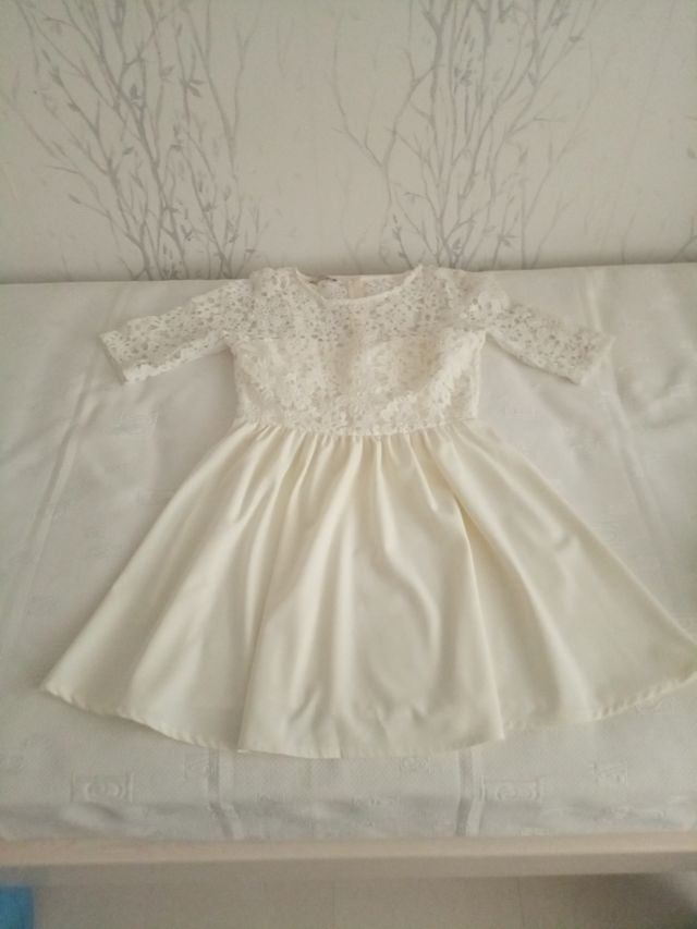 POETE, abito beige, bianco da ripresa.