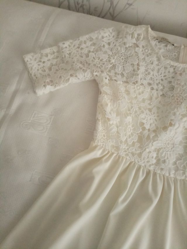 POETE, abito beige, bianco da ripresa.