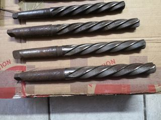 Seti di 10 Frese in acciaio.