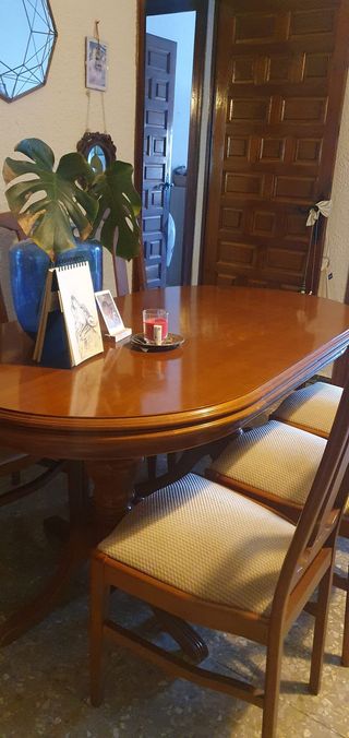 Tavolo e sedie allungabili in legno massello