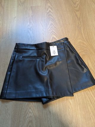 Falda-calzona negra efecto cuero