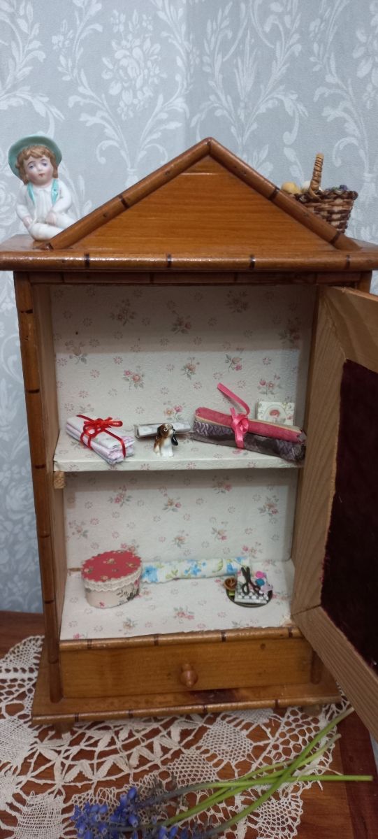 Armario muñecas antiguo