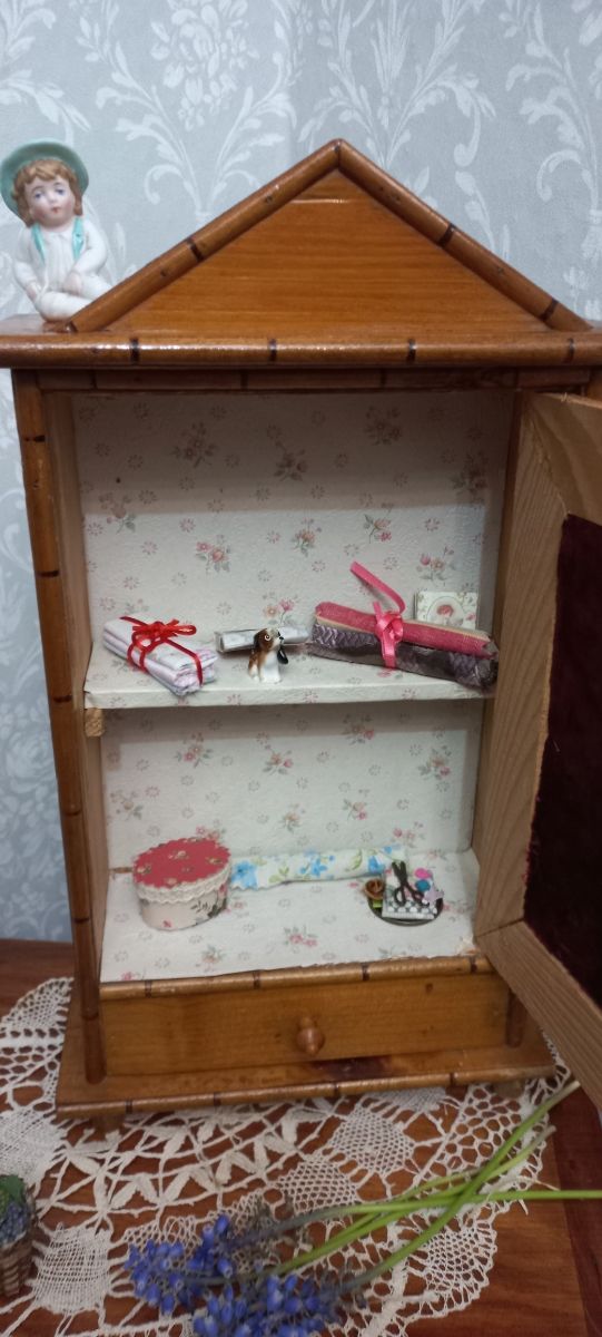 Armario muñecas antiguo