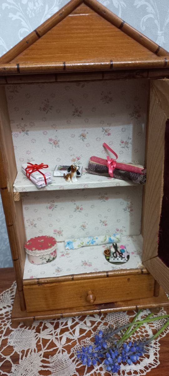Armario muñecas antiguo