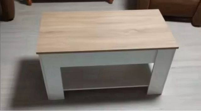 Tavolo centrale sollevabile. Nuovo.