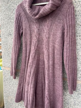 Vestido de lanita. Con un gran cuello vuelto.