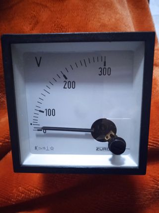 Voltímetro analógico.