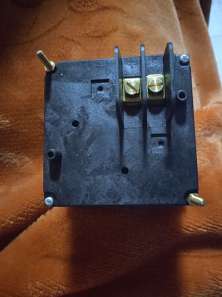 Voltímetro analógico.